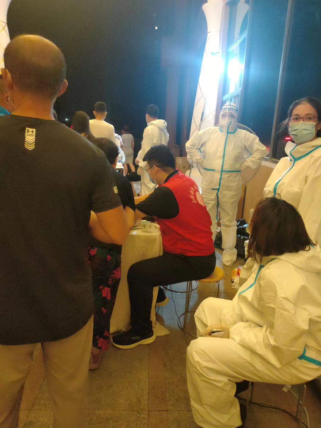 凌晨排隊核酸檢測現(xiàn)場